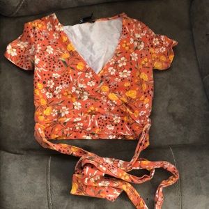 Women’s tied crop top.